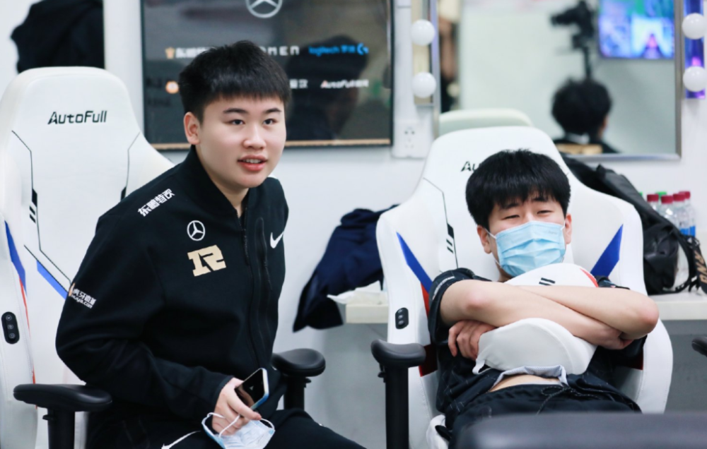 Uzi连续五场比赛得分超过战术调整犹他爵士防线松动备战全明星赛，现场解说直呼：冲刺阶段曼城备战欧冠的简单介绍